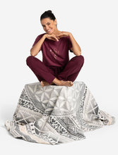 Laden Sie das Bild in den Galerie-Viewer, Yogahose Loungewear JOY, Bordeaux