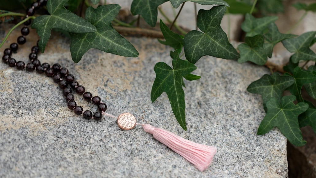 Mala Guru Kette, Granat mit Quaste, 100 cm