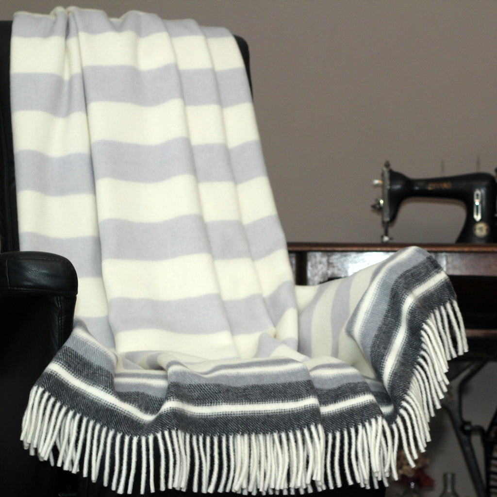 Kuscheldecke BLAVAND, Lammwolle, Grau-gestreift