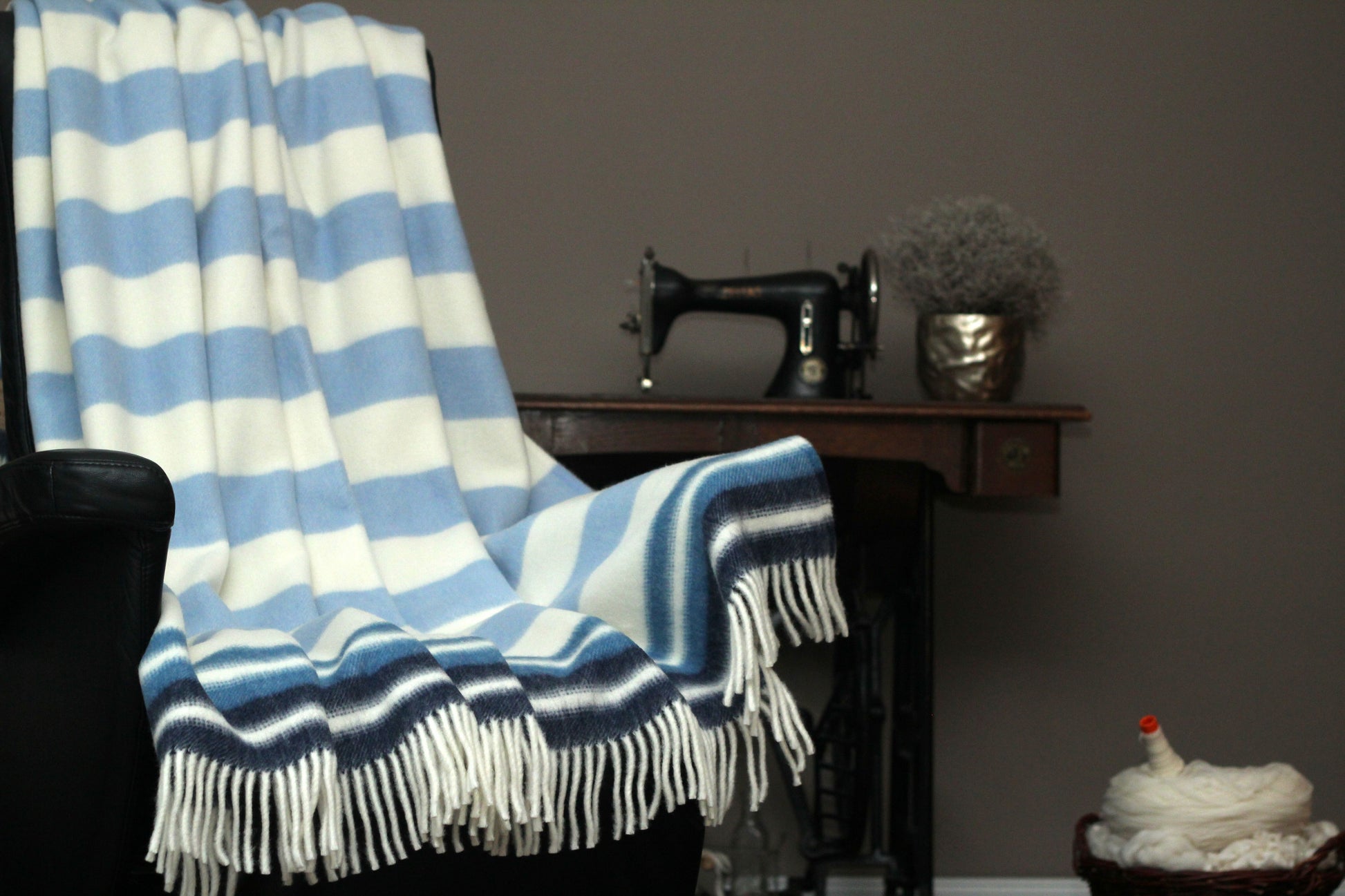 Kuscheldecke BLAVAND aus Lammwolle, blau-gestreift