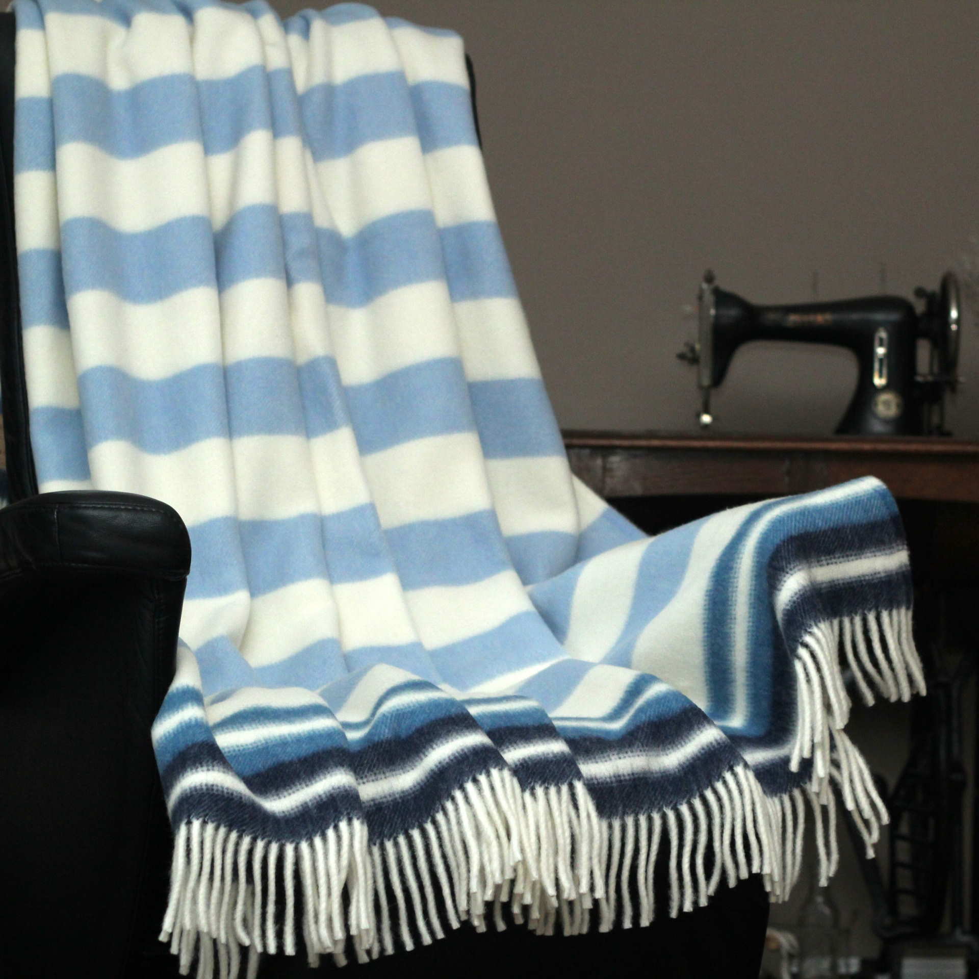 Kuscheldecke BLAVAND aus Lammwolle, blau-gestreift