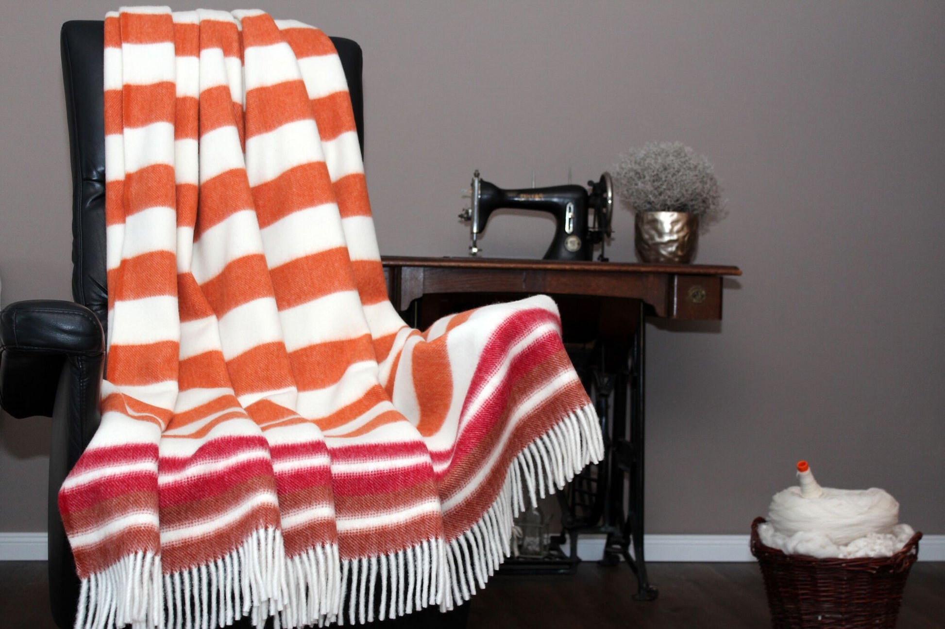 Kuscheldecke BLAVAND, Lammwolle, Orange-gestreift
