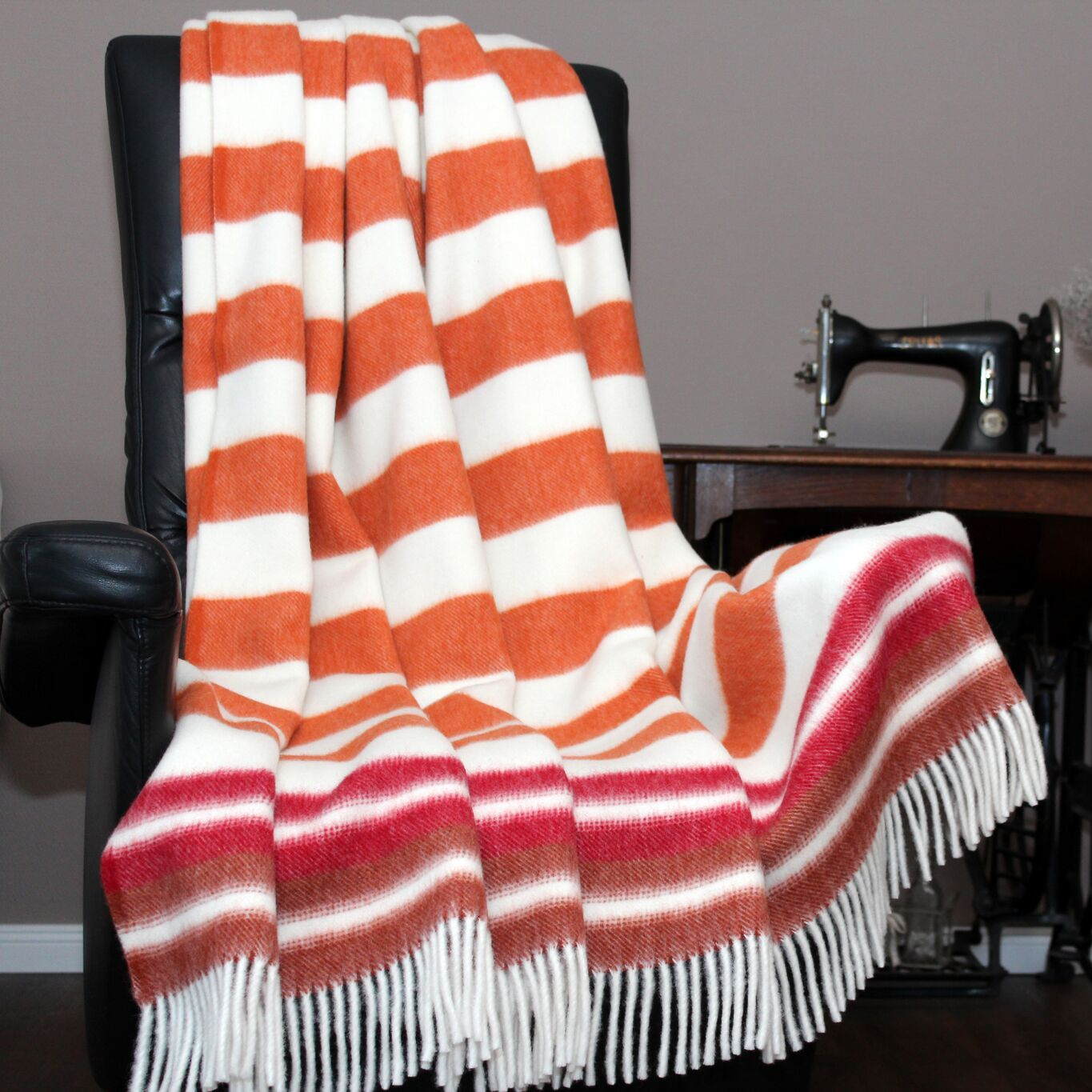 Kuscheldecke BLAVAND, Lammwolle, Orange-gestreift