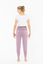 Laden Sie das Bild in den Galerie-Viewer, Yoga Slim Pants Lilac von Yoiqi