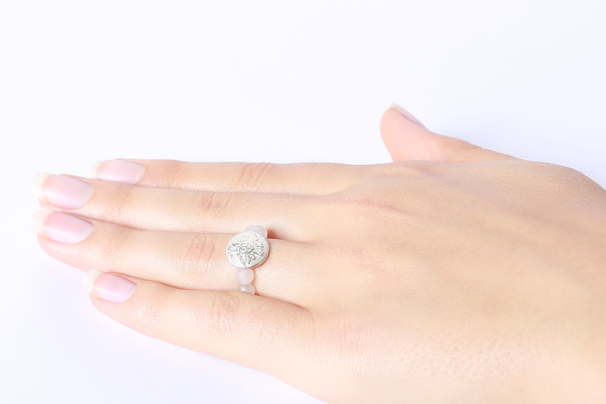 Ring "OM" aus Mala-Perlen, Rosenquarz + Silber